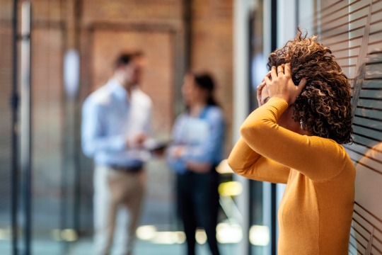 female-african-american-office-worker-reacts-negatively-to-bad-news 540x360